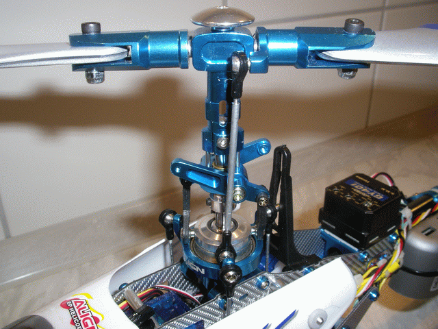 Flug mit HeliCommand mit paddellosem Rotorkopf